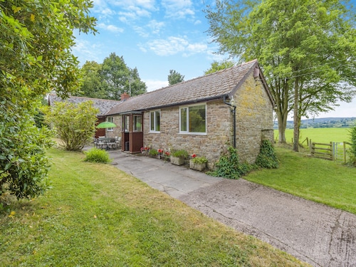 3 bedroom accommodation in Kingswood, near Kington