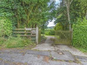 Property grounds - 3 bedroom accommodation in Kingswood, near Kington (Kingswood, near Kington)