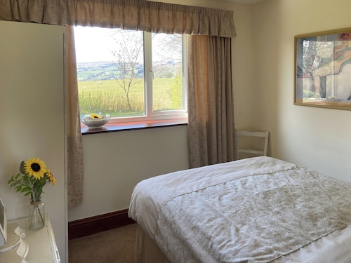 3 bedroom accommodation in Kingswood, near Kington