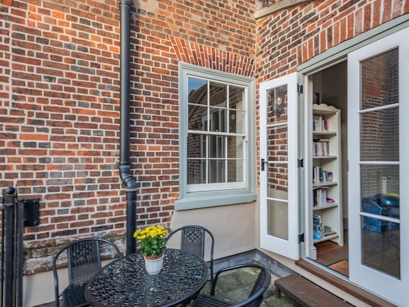 Outdoor dining - 2 bedroom accommodation in Wells-next-the-Sea (Wells-next-the-Sea)