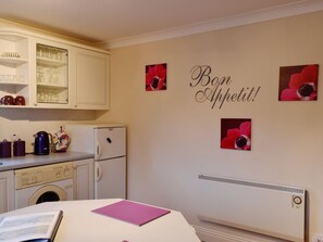 Dishwasher, highchair, freezer - Lake View Cottage - CV7103 (Liskeard)