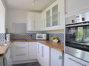 冷蔵庫、電子レンジ、食器洗い機、ハイチェア