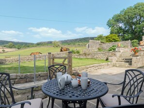 Outdoor dining - The Barn at Grislow Field (Baslow near Bakewell)