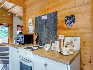 Chaise haute, batterie de cuisine, vaisselle et ustensiles