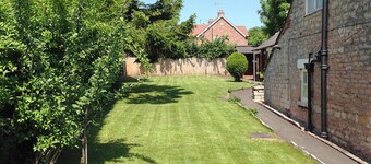 Jug And Glass Cottage