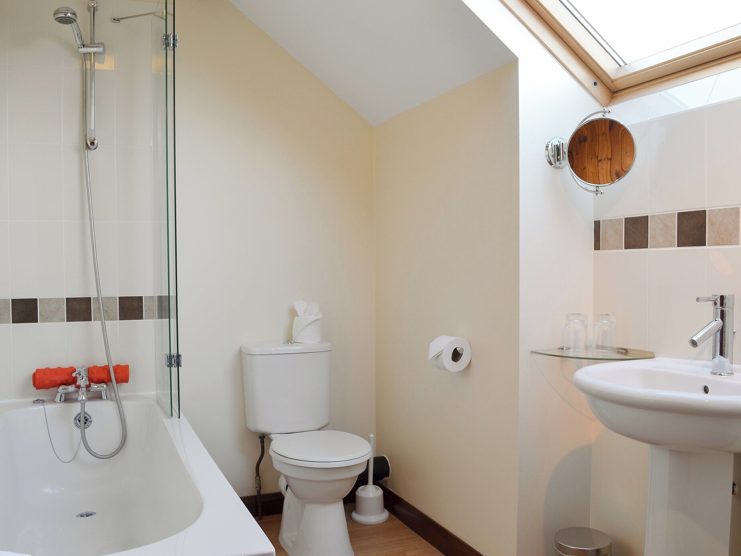 Een badkamer met een bad, toilet en wastafel.