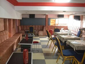 Breakfast, lunch and dinner served - Hotel Pentagone (Douala)