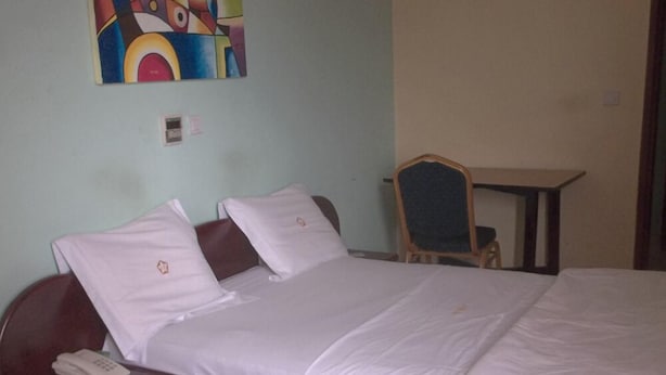 Premium Room, 1 Queen Bed, Non Smoking | Desk, blackout drapes, rollaway beds (surcharge), WiFi (free) - Hotel Pentagone (Douala)