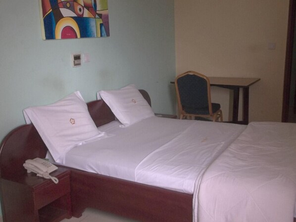 Premium Room, 1 Queen Bed, Non Smoking | Desk, blackout drapes, rollaway beds, free WiFi - Hotel Pentagone (Douala)