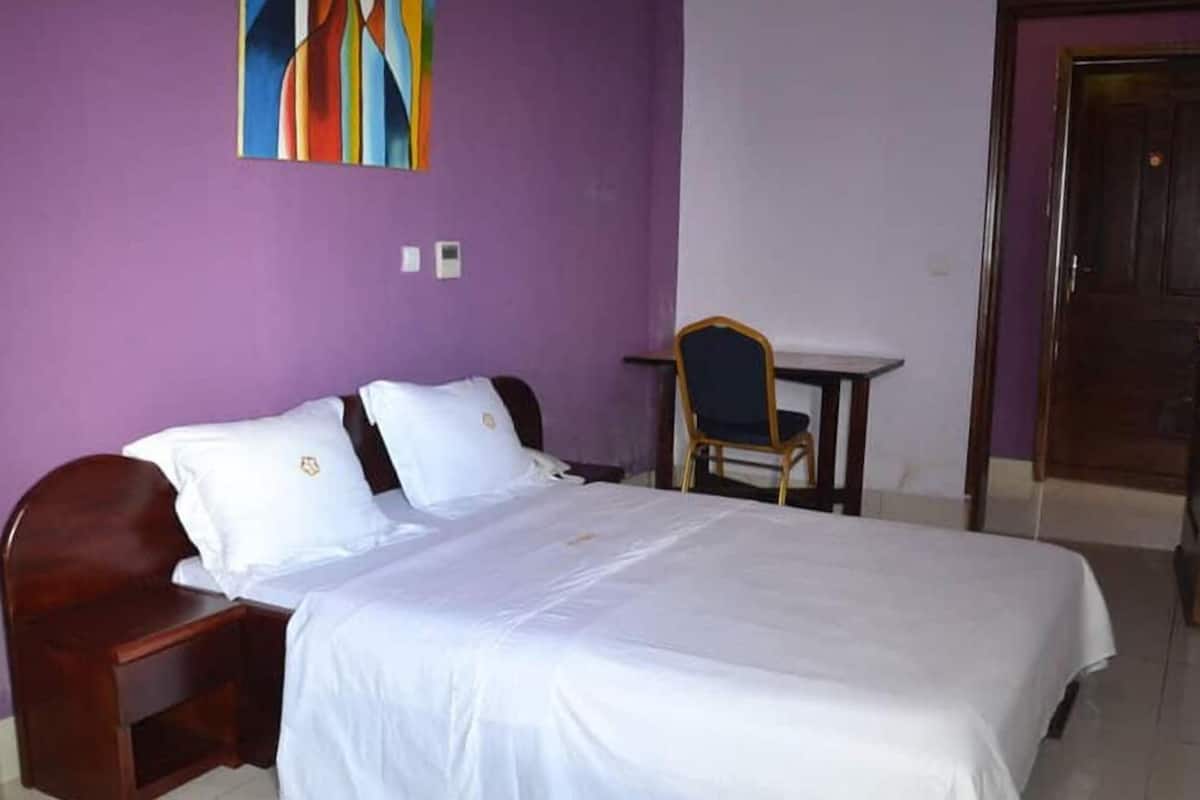 Chambre Confort, 1 lit double, non-fumeurs | Bureau, rideaux occultants, lits pliants/supplémentaires, Wi-Fi gratuit