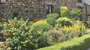 A stone building with a garden in front. - Lower Shippen - 23493 (North Petherwin, near Launceston)