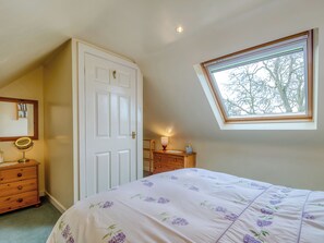 1 bedroom, bed sheets - 1 bedroom accommodation in Goldsborough, near Harrogate (Goldsborough, near Harrogate)