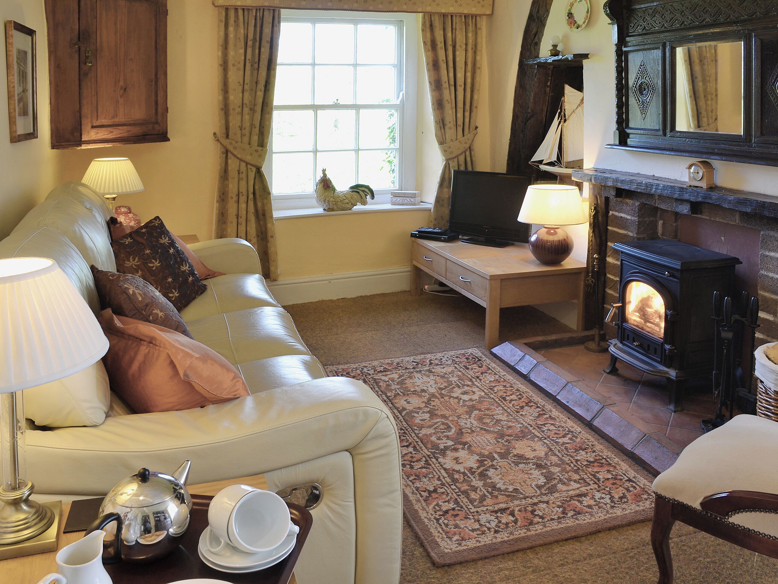 TV, fireplace