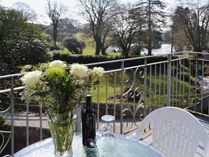 Outdoor dining - River View Villa - CV44 (Liskeard)