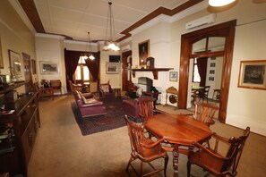 Lobby sitting area - The Kimberley Club Guesthouse (Kimberley)