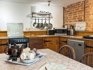 Dishwasher, cookware/dishes/utensils, freezer