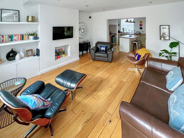 TV - 2 bedroom accommodation in Cullercoats, near Tynemouth (Cullercoats, near Tynemouth)
