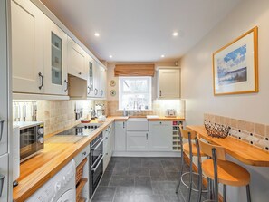 Lavavajillas, trona infantil y congelador