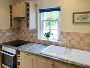 食器洗い機、ハイチェア、調理器具と食器