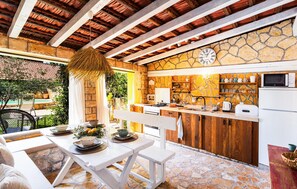 Réfrigérateur, plaque de cuisson, lave-vaisselle, cafetière/bouilloire