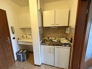 Réfrigérateur, plaque de cuisson, cafetière/bouilloire, grille-pain