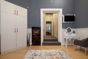 Comfort Twin Room | Living area | 32-inch flat-screen TV with cable channels, TV - Temptation in Sofia (Sofia)