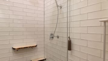 Chambre Confort avec lits jumeaux | Douche de la salle de bain