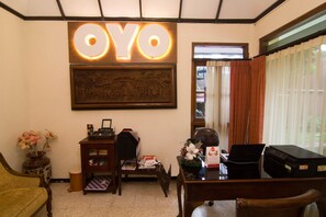 Reception - OYO 261 Sasono Putro Guest House (Depok)