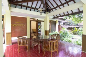 Outdoor dining - OYO 261 Sasono Putro Guest House (Depok)