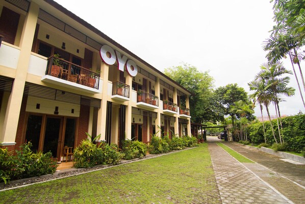 Front of property - OYO 261 Sasono Putro Guest House (Depok)