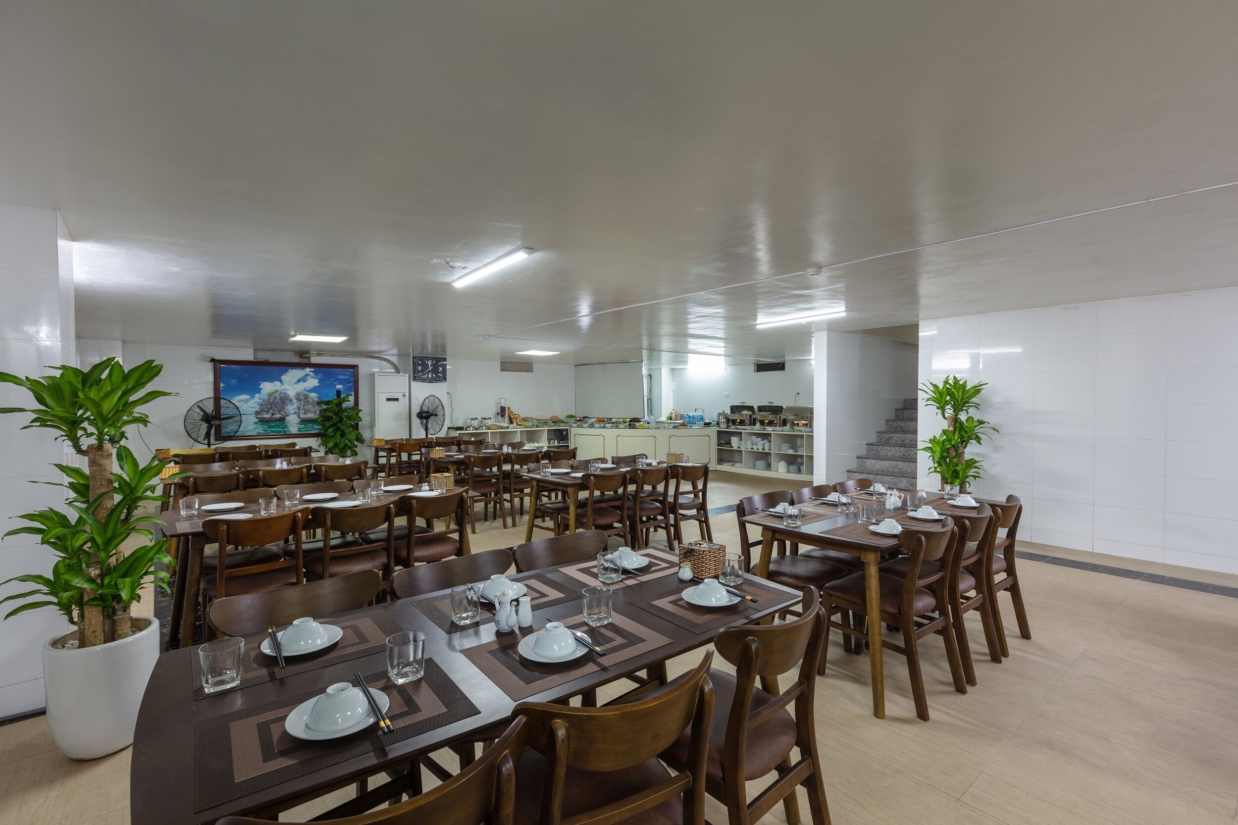 Breakfast, lunch, dinner served; local and international cuisine 