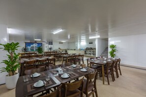 供应早餐、午餐和晚餐，本地与国际菜