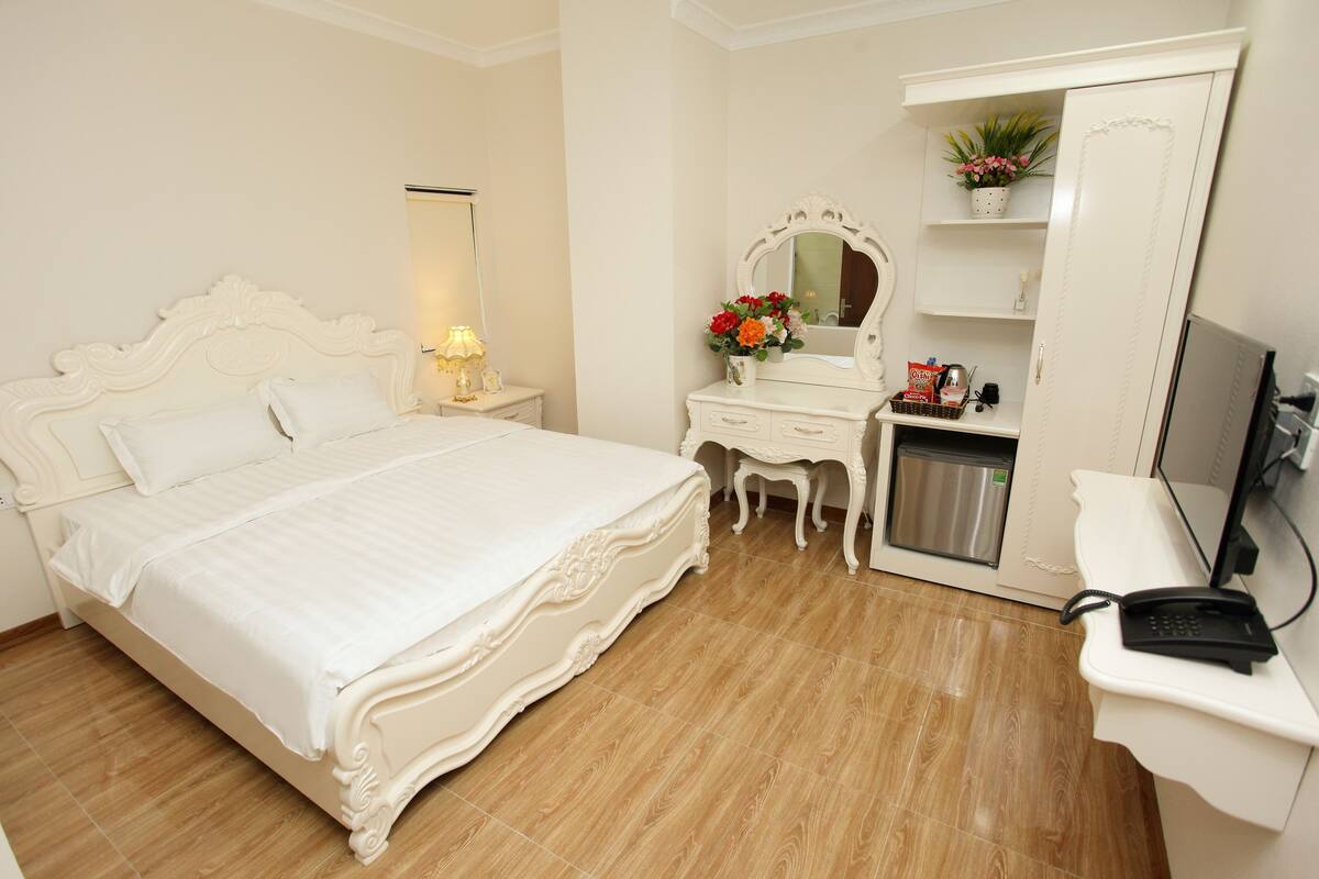 Minibar, desk, soundproofing, free WiFi