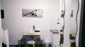 Apartment, 3 Bedrooms | In-room dining