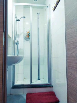 Apartment, 3 Bedrooms | Bathroom shower