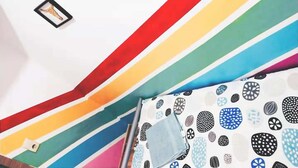 Una escalera con franjas de colores y tela estampada.