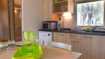 Bungalow, 2 chambres (4 Pers) | Cuisine privée | Réfrigérateur, micro-ondes, plaque de cuisson, lave-vaisselle