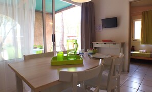 Bungalow, 2 slaapkamers (4 Pers) | Verduisterende gordijnen, gratis babybedden, beddengoed