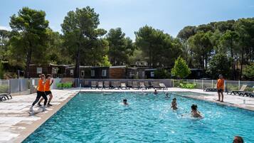 Piscine extérieure (ouverte en saison), parasols de plage