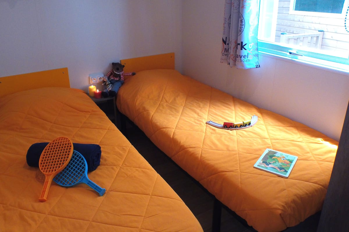 Cortinas blackout, cunas gratuitas y ropa de cama