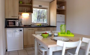 Bungalow, 2 Schlafzimmer (4 Pers) | Eigene Küche | Kühlschrank, Mikrowelle, Herdplatte, Geschirrspüler