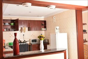 Appartement, 1 tweepersoonsbed, niet-roken | Privékeuken | Een koelkast met diepvriezer, een microgolfoven, een oven, een kookplaat