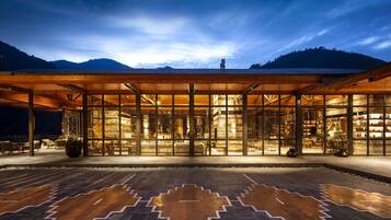 واجهة المنشأة - في المساء/الليل