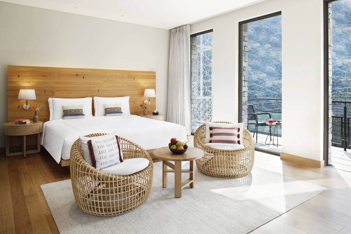 Junior Suite, 1 King Bed | Minibar, in-room safe, desk, laptop workspace