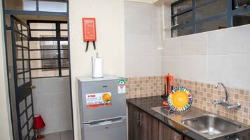 Full-size fridge, microwave, oven, stovetop