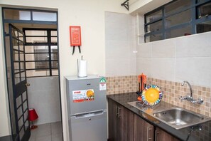 Full-size fridge, microwave, oven, stovetop - Sherry Homes Safari (Nairobi)