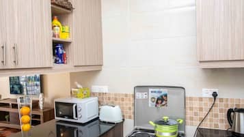 Full-size fridge, microwave, oven, stovetop