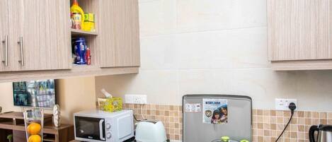 Großer Kühlschrank, Mikrowelle, Ofen, Herdplatte