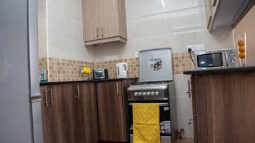 Full-size fridge, microwave, oven, stovetop