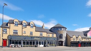 A hotel with a distinctive tower, a coffee shop, and a restaurant.